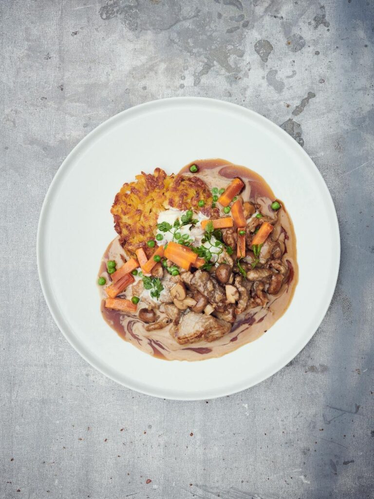 Zürcher Geschnetzeltes mit cremiger Champignon-Rahmsauce und knusprigen Rösti – zartes Kalbfleisch verfeinert mit Le Saucier Jus de Veau
